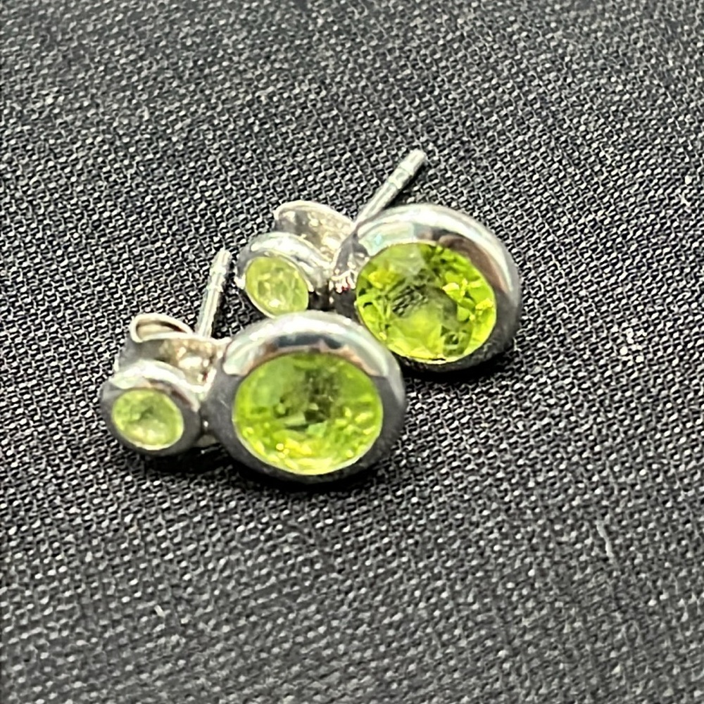 1.25ct Peridot 14KGP Stud Earrings - Picture 2 of 5